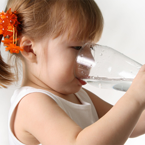 niña que toma agua