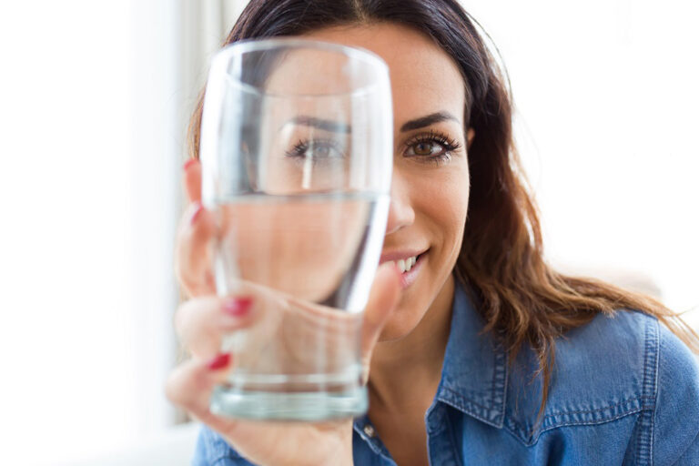 chica que toma agua